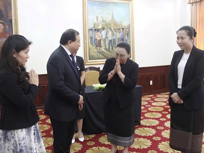 Lãnh đạo Bộ VHTTDL viếng, ghi sổ tang tưởng niệm Chủ tịch Quốc hội Lào Xaysomphone Phomvihane