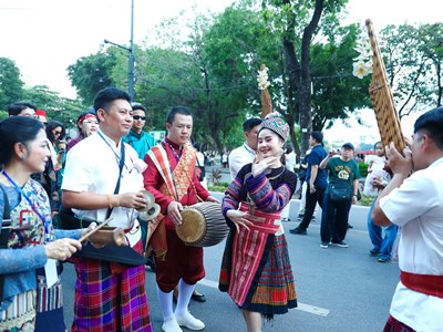 Hà Nội rực rỡ trong sắc màu văn hóa năm châu
