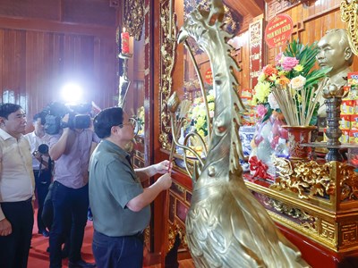 Thủ tướng dâng hương tưởng niệm Đại tướng Võ Nguyên Giáp 