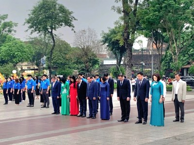 Lãnh đạo TP. Hà Nội dâng hoa kỷ niệm 154 năm Ngày sinh V.I.Lênin