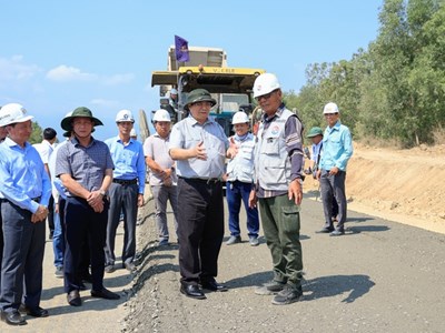 Thủ tướng kiểm tra hiện trường, đốc thúc nhiều dự án cao tốc trọng điểm