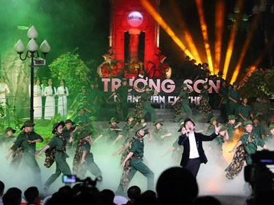 Hào hùng chương trình nghệ thuật đặc biệt “Trường Sơn - Chân trần chí thép”