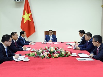  Thủ tướng Phạm Minh Chính điện đàm với Thủ tướng Singapore Lawrence Wong 