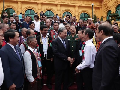 Chủ tịch nước gặp mặt người có uy tín tiêu biểu trong đồng bào dân tộc