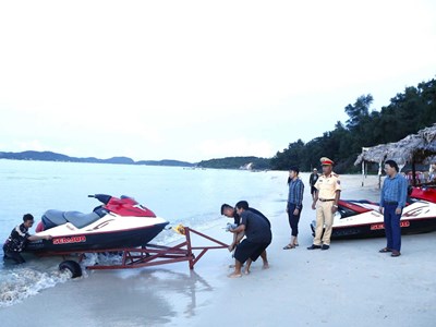 Đình chỉ hoạt động mô tô nước trái phép tại bãi tắm ở Cô Tô