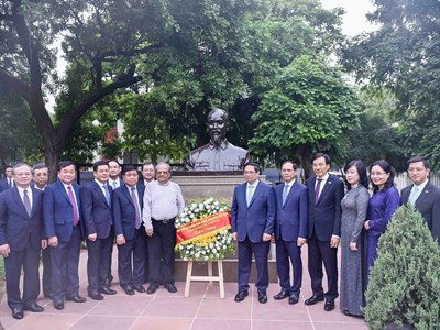 Thủ tướng dâng hoa tại tượng Bác Hồ ở New Delhi