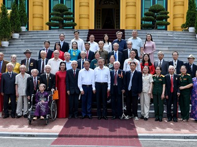 Tổng Bí thư, Chủ tịch nước Tô Lâm gặp mặt cán bộ phục vụ, bảo vệ Bác Hồ tại Khu Phủ Chủ tịch
