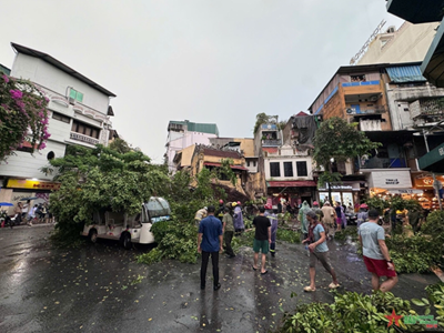 Hà Nội oằn mình trước bão số 3