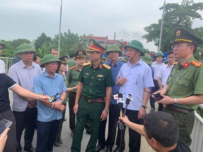 Phó Thủ tướng Hồ Đức Phớc trực tiếp kiểm tra tại hiện trường vụ sập cầu Phong Châu