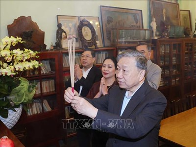 Tổng Bí thư Tô Lâm thắp hương tưởng niệm các đồng chí nguyên lãnh đạo Đảng, Nhà nước