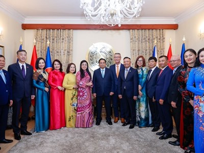 Thủ tướng gặp cán bộ, nhân viên Đại sứ quán và cộng đồng người Việt tại Czech