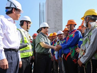 Chăm lo, hỗ trợ người lao động làm việc trên công trường trong dịp Tết