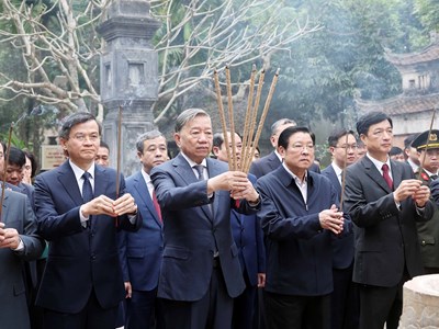 Tổng Bí thư Tô Lâm dâng hương tại Khu Di tích quốc gia đặc biệt Hoa Lư