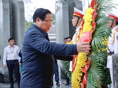 Thủ tướng dâng hương tri ân các anh hùng liệt sĩ và Mẹ Việt Nam anh hùng