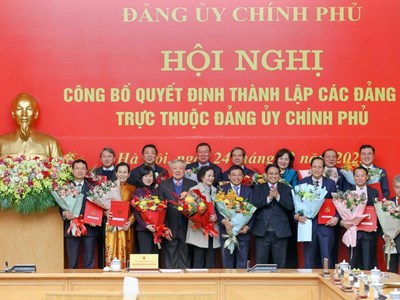 Thủ tướng trao Quyết định thành lập 15 đảng bộ trực thuộc Đảng uỷ Chính phủ