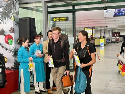 Đẩy mạnh chuyển đổi số, cắt giảm, đơn giản hóa thủ tục cấp thị thực cho người nước ngoài