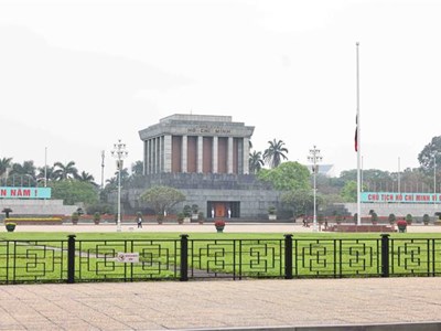 Treo cờ rủ Quốc tang đồng chí Khamtay Siphandone