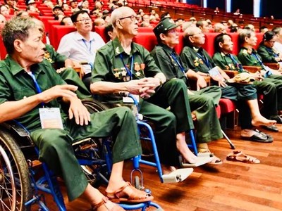 Dự kiến chi 834 tỉ đồng tặng quà người có công dịp 50 năm giải phóng miền Nam