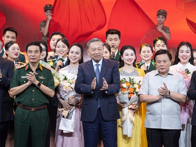 Tổng Bí thư Tô Lâm dự Chương trình giao lưu - nghệ thuật “Khắc ghi lời Bác - Vang nhịp quân hành”