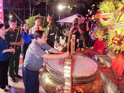 Thủ tướng tri ân, tưởng niệm các anh hùng liệt sĩ và thăm Mẹ Việt Nam anh hùng tại Quảng Trị