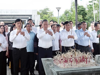 Tổng Bí thư Tô Lâm dâng hương tưởng niệm các Anh hùng, Liệt sĩ tại Điện Biên