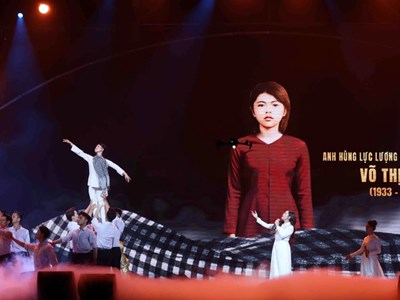 Xúc động với chương trình nghệ thuật “Khát vọng cống hiến” 