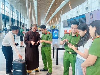 Từ ngày 1.12.2025, hành khách làm thủ tục lên máy bay bằng VneID và nhận diện sinh trắc học