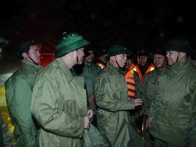 Thủ tướng chỉ đạo tập trung ứng phó, khắc phục hậu quả bão số 10 và mưa lũ sau bão