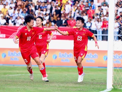 Thủ tướng chúc mừng 2 đội tuyển bóng đá Việt Nam vào bán kết SEA Games 33