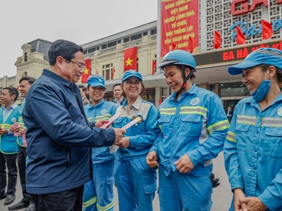 Thủ tướng chúc Tết công nhân vệ sinh môi trường tại Thủ đô
