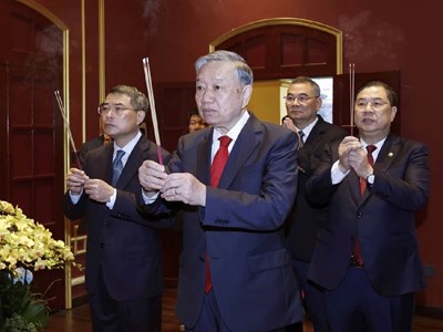 Tổng Bí thư Tô Lâm dâng hương tại Hoàng thành Thăng Long và tưởng niệm Bác Hồ tại Nhà 67