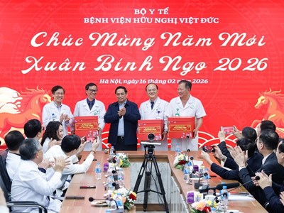 Thủ tướng thăm, chúc Tết, động viên y bác sĩ và bệnh nhân tại 2 bệnh viện tuyến đầu