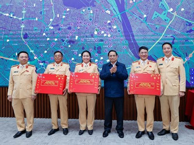 Thủ tướng kiểm tra, động viên các lực lượng công an ứng trực dịp Tết