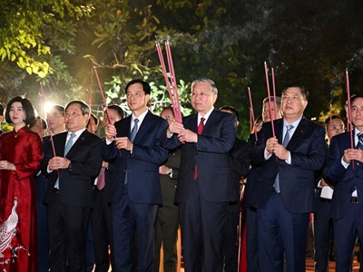 Tổng Bí thư Tô Lâm dâng hương tại tượng đài Vua Lý Thái Tổ và chúc Tết nhân dân thủ đô Hà Nội