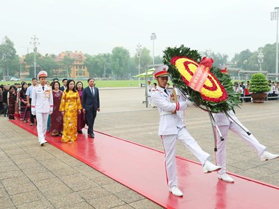 Đoàn đại biểu già làng, trưởng bản, nghệ nhân, người có uy tín các dân tộc Việt Nam báo công dâng Bác