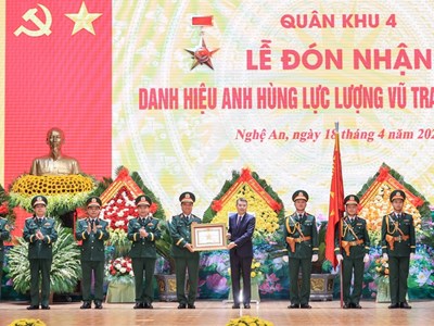 Thủ tướng Lê Minh Hưng trao danh hiệu Anh hùng Lực lượng vũ trang nhân dân tặng Quân khu 4