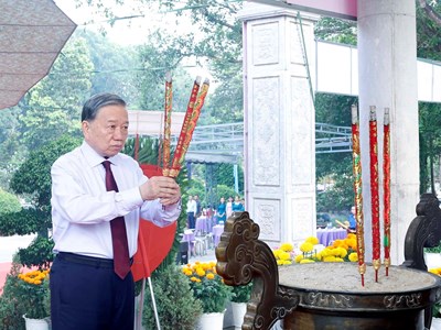 Tổng Bí thư, Chủ tịch nước Tô Lâm dâng hương tưởng niệm các Anh hùng liệt sĩ tại Tây Ninh