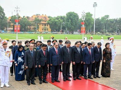 Lãnh đạo Đảng, Nhà nước vào Lăng viếng Chủ tịch Hồ Chí Minh nhân kỷ niệm 51 năm Ngày giải phóng miền Nam, thống nhất đất nước