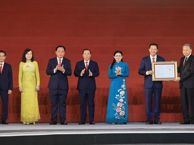 Tổng Bí thư, Chủ tịch nước Tô Lâm trao Nghị quyết của Quốc hội về thành lập thành phố Đồng Nai