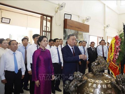 Tổng Bí thư, Chủ tịch nước Tô Lâm dâng hương tưởng niệm Chủ tịch Hồ Chí Minh tại Thái Lan
