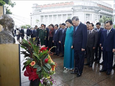Tổng Bí thư, Chủ tịch nước dâng hoa trước tượng Chủ tịch Hồ Chí Minh tại Singapore