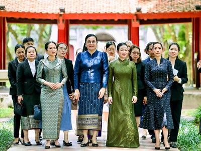 Phu nhân Thủ tướng Lê Minh Hưng cùng phu nhân Thủ tướng 3 nước trải nghiệm các hoạt động văn hóa tại Văn Miếu - Quốc Tử Giám