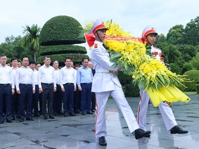 Thủ tướng Lê Minh Hưng tưởng niệm Chủ tịch Hồ Chí Minh, Đại tướng Võ Nguyên Giáp và các Anh hùng liệt sĩ tại Điện Biên Phủ 