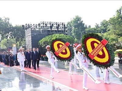 Lãnh đạo Đảng, Nhà nước dâng hương tưởng niệm các Anh hùng liệt sĩ