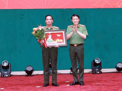 Ra mắt và giới thiệu bộ sách "Người đứng đầu lực lượng Công an nhân dân qua các thời kỳ”
