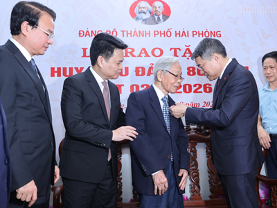 Thủ tướng Lê Minh Hưng trao Huy hiệu Đảng tặng các đảng viên lão thành