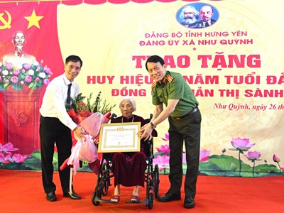 Đại tướng Lương Tam Quang, Bộ trưởng Bộ Công an trao tặng Huy hiệu cho đảng viên 80 năm tuổi Đảng