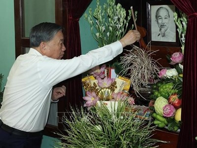 Tổng Bí thư, Chủ tịch nước Tô Lâm dâng hương tưởng nhớ Chủ tịch Hồ Chí Minh 