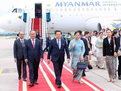 Tổng thống Myanmar và phu nhân đến Hà Nội, bắt đầu thăm chính thức Việt Nam
