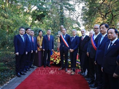 Tổng Bí thư, Chủ tịch nước Tô Lâm dâng hoa tại Tượng Chủ tịch Hồ Chí Minh ở TP Montreuil (Pháp)